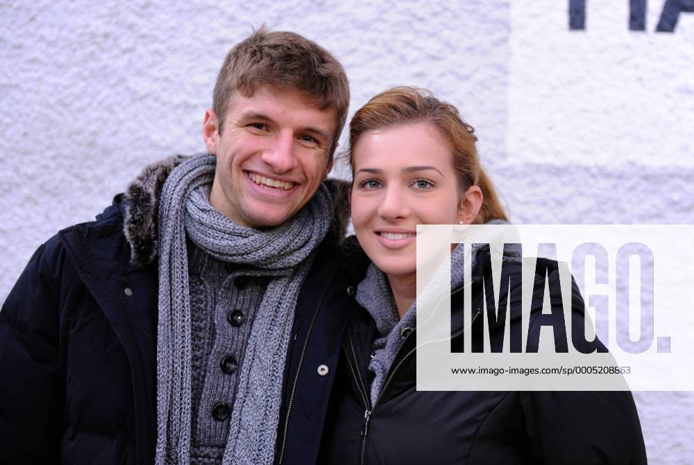 FC Bayern München - Thomas Müller mit Frau Lisa o00 Aufmacher Ehefrau Spielerfrau Freude