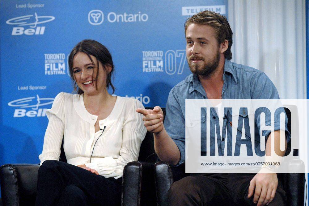 Schauspieler Ryan Gosling (CAN) und Emily Mortimer (GBR) während eines Pressetermins zum Film - Lars and the Real Girl - anlässlich des Toronto International Film Festivals in Toronto - (TOR2007091053)