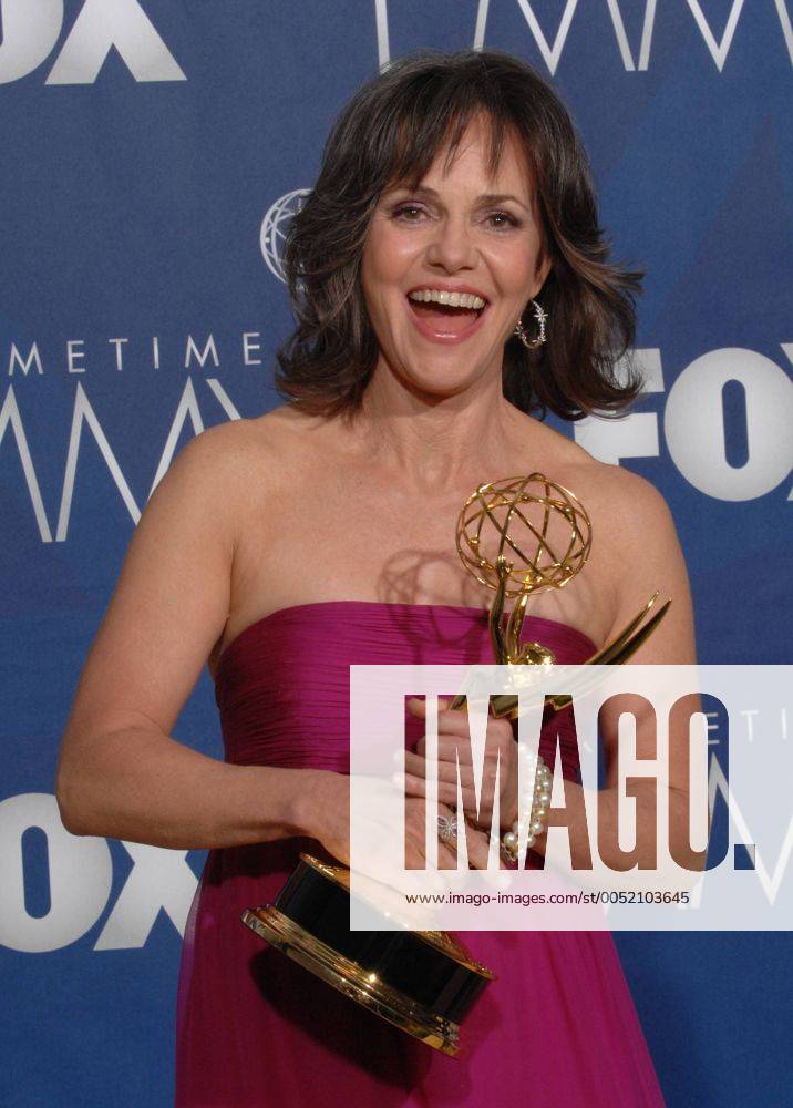 Glückliche Preisträgerin Sally Field (USA Schauspielerin) präsentiert ihre Trophäe anlässlich der Verleihung der 59. Primetime Emmy Awards 2007 im Shrine Auditorium in Los Angeles - (lap20070916116)