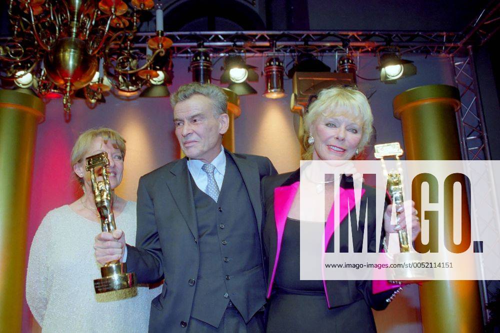 Preisträger Schauspieler Elke Sommer (GER) und Horst Buchholz (GER) mit ihren Trophäen anlässlich des DIVA-Award