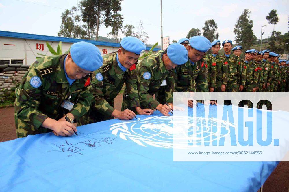 Soldaten der chinesischen UN-Friedenstruppe unterschreiben anlässlich des Internationalen Tag des Friedens in Bukavu auf einer Flagge der Vereinten Nationen -