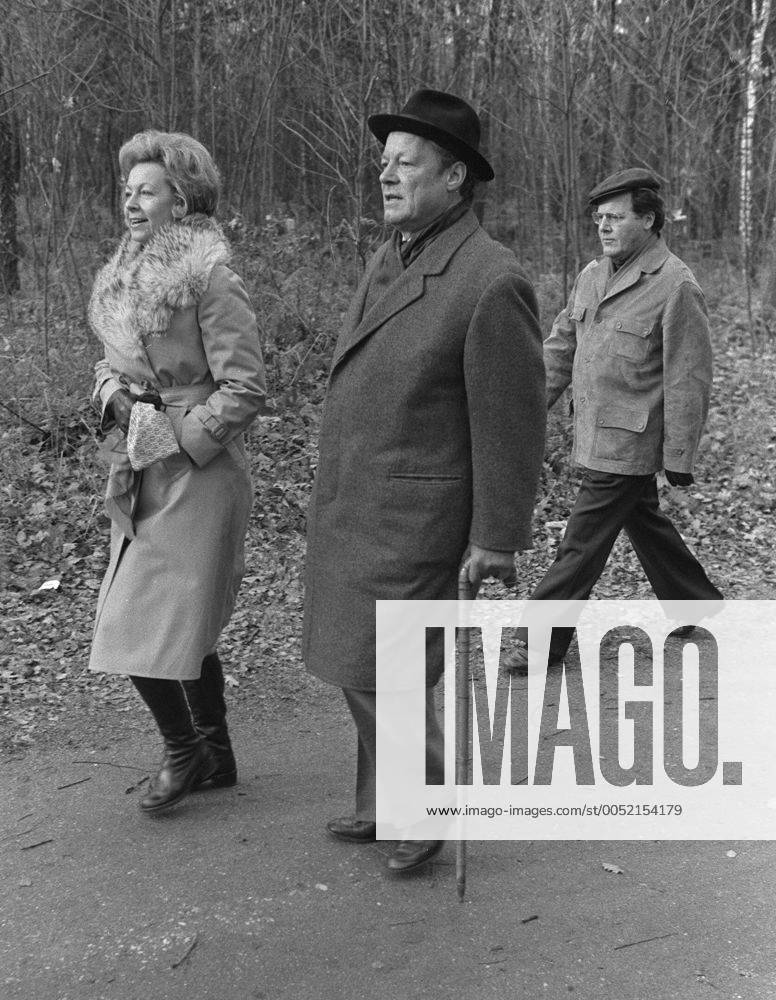 Bundeskanzler Willy Brandt (Mitte, GER SPD) mit Ehefrau Rut (NOR) und Günter Guillaume (GER SPD Persönlicher Referent Brandts) in Bonn