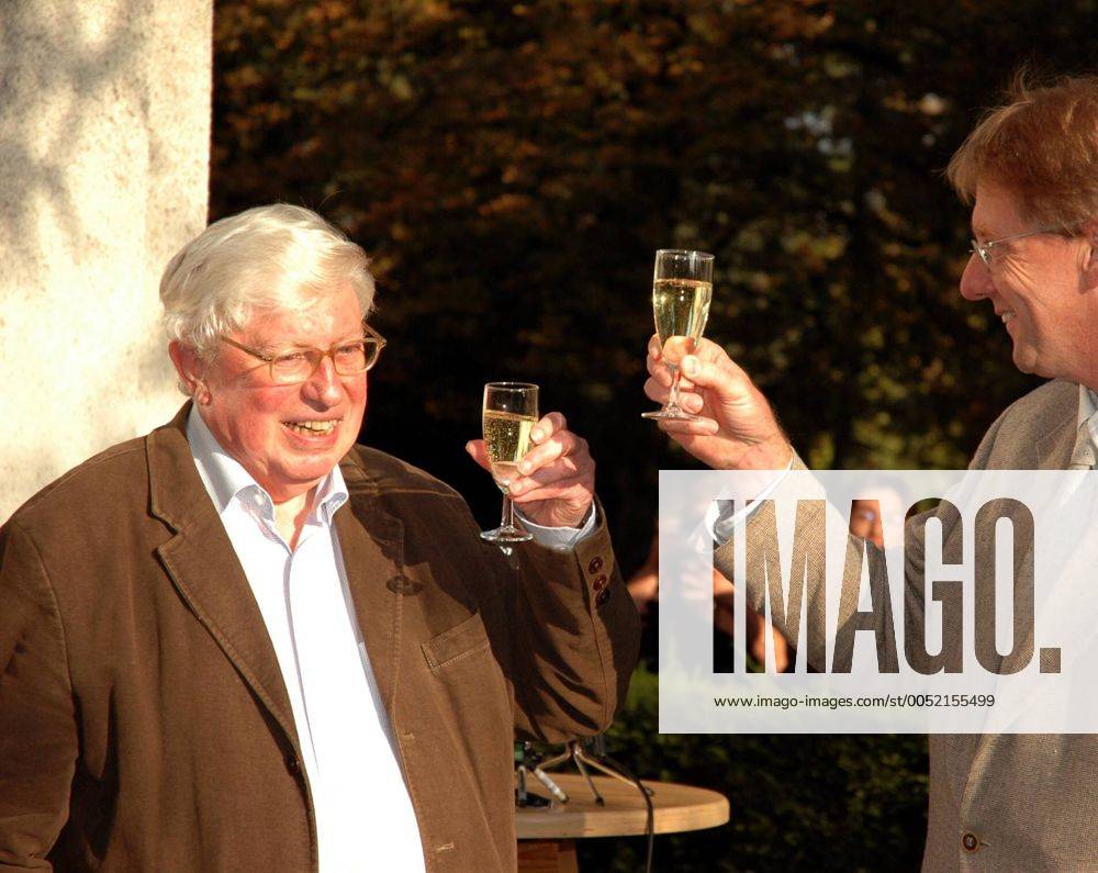 Chemiker Gerhard Ertl (li., GER) - frisch gekürter Nobelpreisträger für Chemie anlässlich einer Feier im Fritz-Haber-Institut in Berlin -
