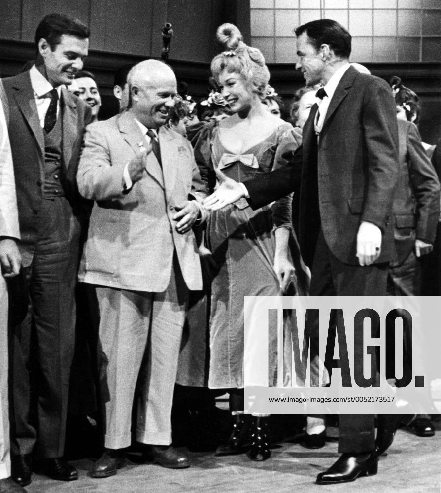V.l.n.r. Schauspieler Louis Jordan (USA), Ministerpräsident Nikita S. Chruschtschow (URS Generalsekretär des ZK der KPdSU) Schauspielerin Shirley Maclaine (USA) und Sänger Frank Sinatra (USA) anlässlich eines Besuchs in Hollywood- ark195901915
