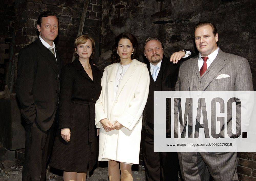 V.l.n.r. Schauspieler Matthias Brandt, Johanna Gastdorf, Barbara Auer, Axel Prahl und Felix Vörtler (alle GER) anlässlich der Dreharbeiten zum ZDF-Doku-Drama - Die Wölfe - in Berlin