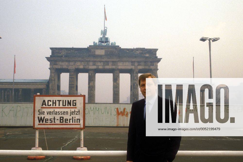 Eberhard Diepgen, 80. Geburtstag am 12. November Eberhard Diepgen (GER CDU Regierender Bürgermeister Berlin) an der Berliner Mauer mit Brandenburger Tor in Berlin
