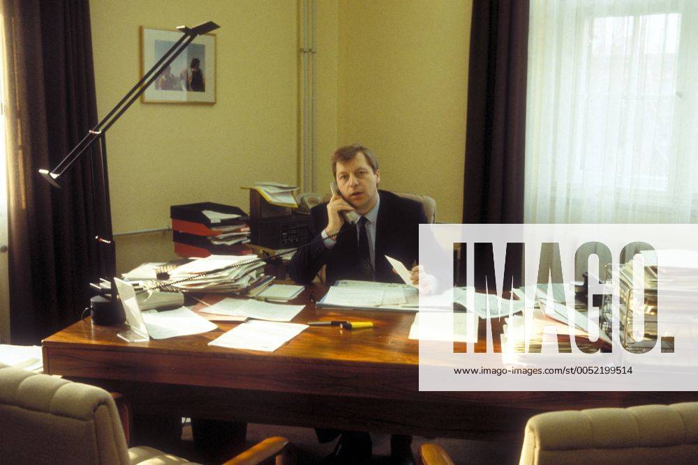 Eberhard Diepgen (GER CDU Regierender Bürgermeister Berlin) in seinem Büro in Berlin