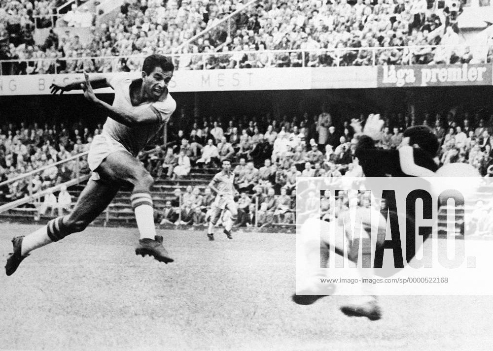 Vava (Brasilien, li.) - Torschuß Fußball WM Herren Weltmeisterschaft 1962, Viertelfinale, Länderspiel, Nationalmannschaft, Nationalteam Gruppe Estadio Sausalito Vina del Mar Dynamik,