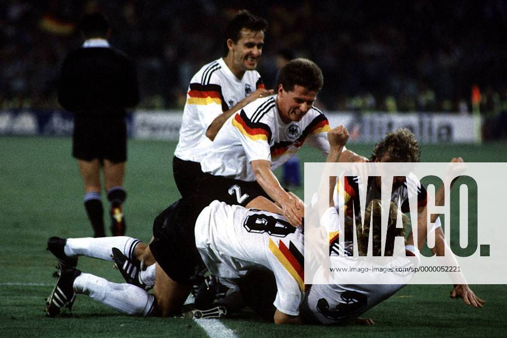 Andreas Brehme wird von den Kollegen nach dem Elfmetertor zu Boden gedrückt, v.li.: Pierre Littbarski, Stefan Reuter, Jürgen Klinsmann und Rudi Völler (alle Deutschland) Fußball WM Herren Weltmeisterschaft 1990, Endspiel, Finale, Länderspiel, Deutschland - Argentinien 1:0 Gruppe Olympiastadion, Stadio Olimpico Rom Glück, Harmonie, Begeisterung, Freude,