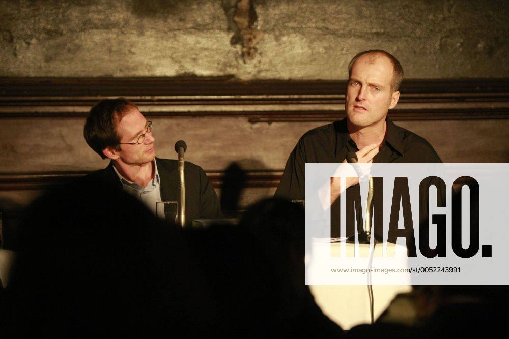 Schriftsteller Robert Seethaler (re., AUT) und Journalist Wieland Freud (GER Redakteur Welt) anlässlich einer Lesung in Berlin