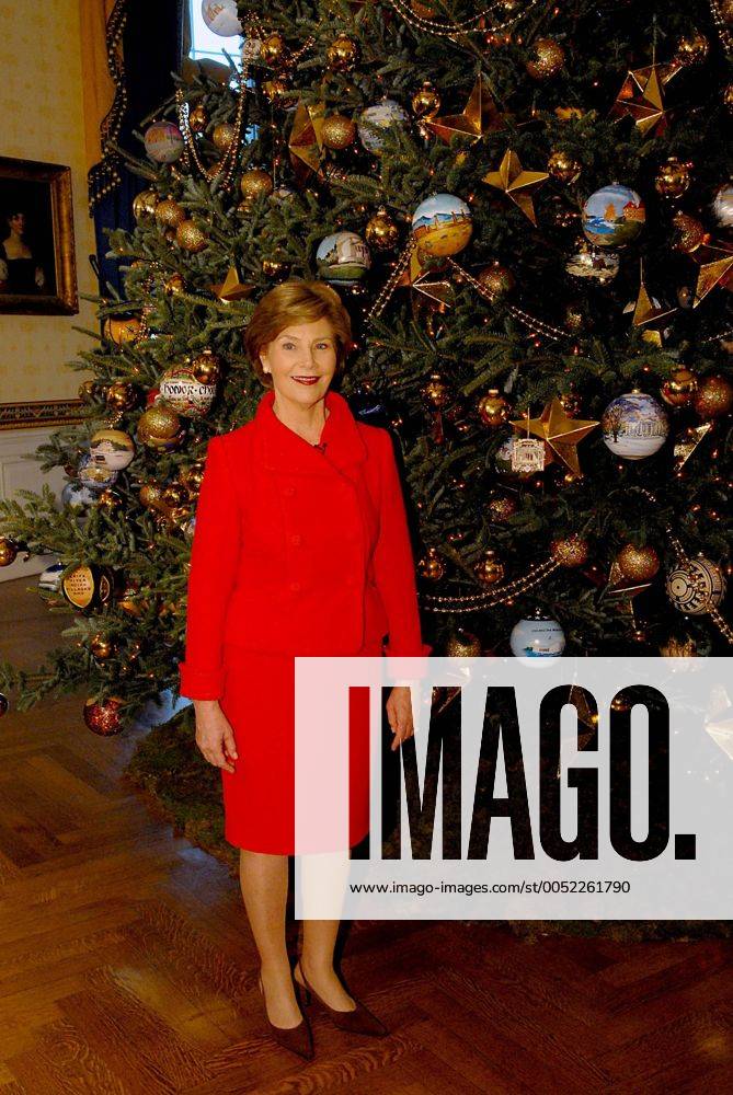 First Lady Laura Bush (USA) vor dem geschmückten Weihnachtsbaum im Weißen Haus in Washington DC - (WAP20071129715)