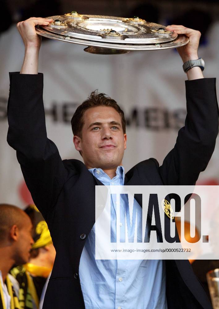 Lars Ricken (BVB) mit der Meisterschale Fußball Herren Saison 2001 2002, Borussia Dortmund, Vdig Einzelbild Friedensplatz Dortmund
