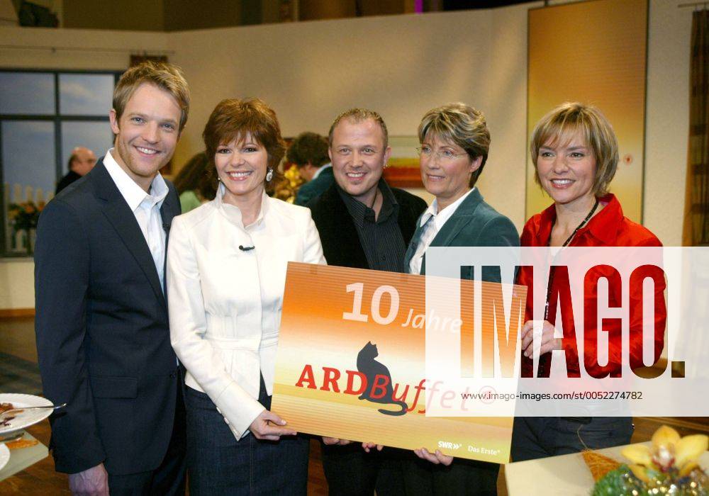 V.l.n.r.: Fernsehmoderatoren Ernst-Marcus Thomas, Bernadette Schoog, Florist Thomas Bucher, Fernsehmoderatorinnen Jacqueline Stuhler und Evelin König anlässlich des 10-jährigen Jubiläums der Sendung - ARD-Buffet - in Baden-Baden