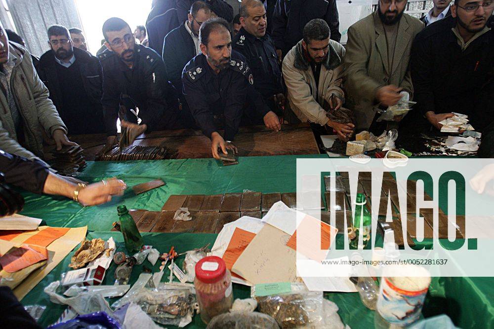 Präsentation von konfiszierten Drogen im Hauptquartier der Polizei in Gaza Stadt - (GAZ2007120902)