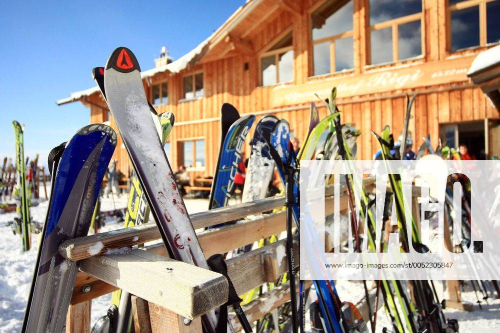 Skier und Skistöcke vor einer Hütte im Skigebiet Wilder Kaiser, Österreich