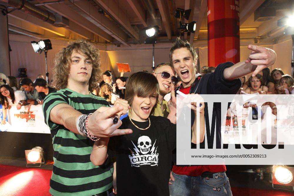 Killerpilze - V.l.n.r.: Gitarrist Mäx, Schlagzeuger Fabi und Sänger Jo (re.) anlässlich der Bravo Supershow 2006 in Stuttgart (ibljab00584222)