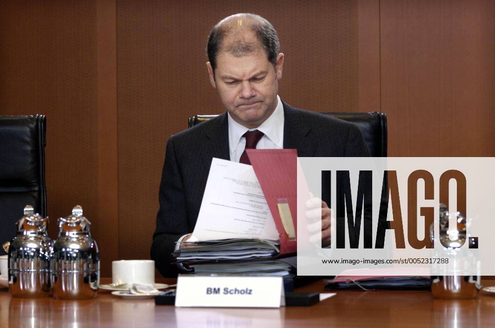 Bundesarbeitsminister Olaf Scholz (Deutschland SPD Parlamentarischer Geschäftsführer Bundestagsfraktion) anlässlich einer Kabinettsitzung in Berlin