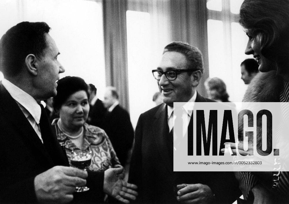 Außenminister Henry Kissinger (2.v.re., USA) mit Ehefrau Nancy (re.) und Außenminister Andrej Gromyko (Sowjetunion) mit Ehefrau - (ARK1974102411)