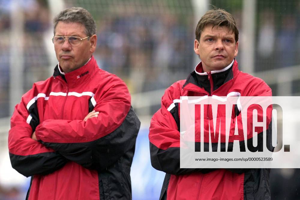 Trainer Eberhard Vogel (li.) mit Masseur Mario Heide (beide DSC) Fußball Herren Regionalliga Nord 2001 2002, 3. Liga, Dresdner SC, Gruppe Heinz-Steyer-Stadion Dresden