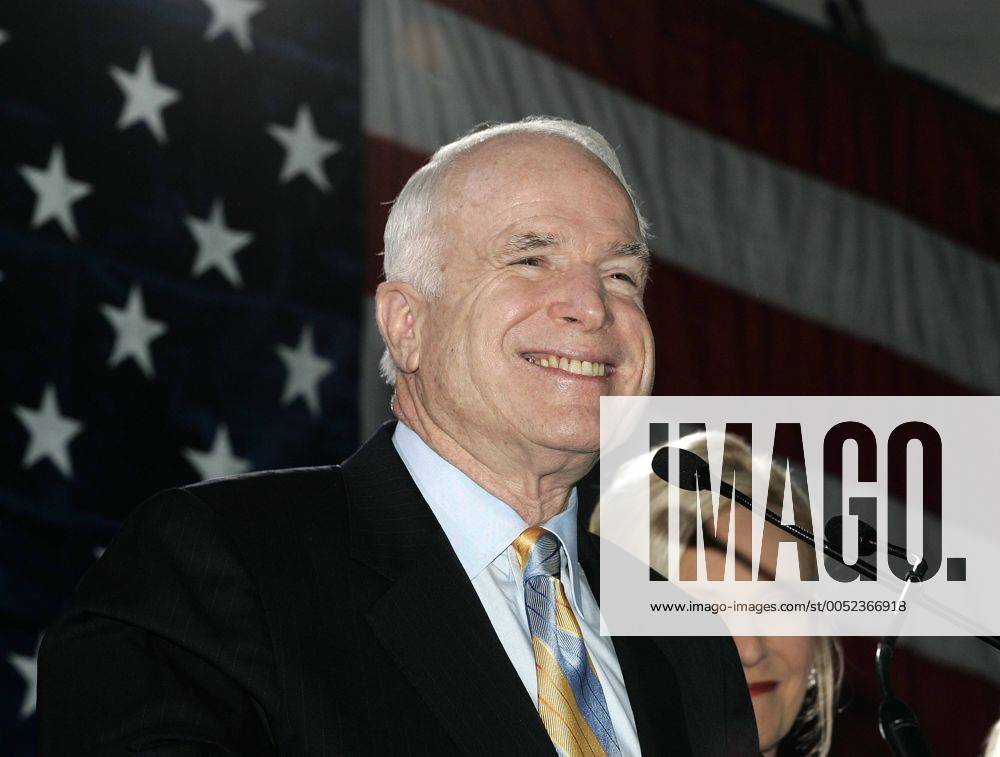 Präsidentschaftskandidat John McCain (USA Republikaner) während einer Rede in Miami anlässlich seines Sieges bei den Vorwahlen in Florida - MIA20080129703