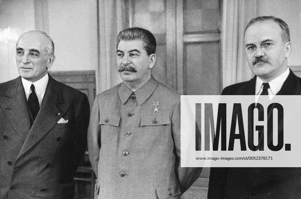 Joseph Stalin (ZK der WKP(b)) und Außenminister Wjatscheslaw Molotow (re., beide Sowjetunion Vorsitzender Rat der Volkskommissare) sowie Joseph Davies (li., USA Botschafter Moskau) während eines Treffens in Moskau - - NOxSUBAGENTS - SMA011-22