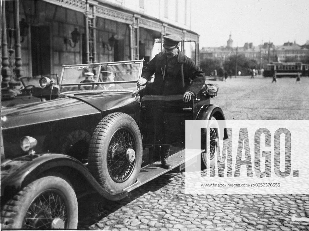 Joseph Stalin (re., Sowjetunion Vorsitzender ZK der WKP(b)) steigt ins Auto - - NOxSUBAGENTS - SMA011-8