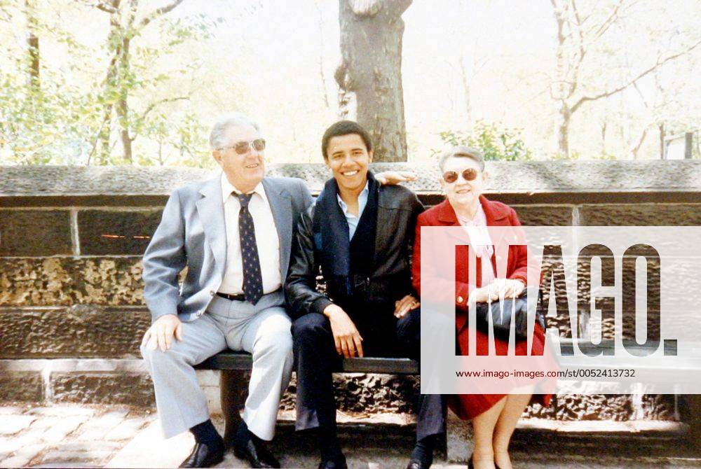 Barack Hussein Obama zusammen mit Großvater Stanley Dunham und Großmutter Madelyn in New York - WAX20080220711