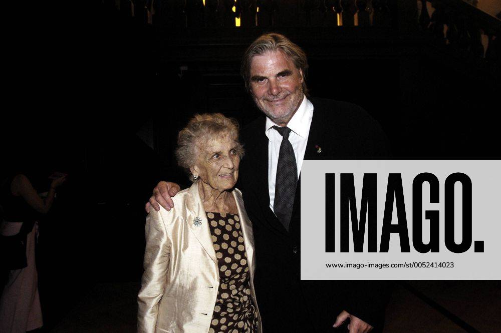 Schauspieler Peter Simonischek mit seiner Mutter am Rande der Salzburger Festspiele 2004