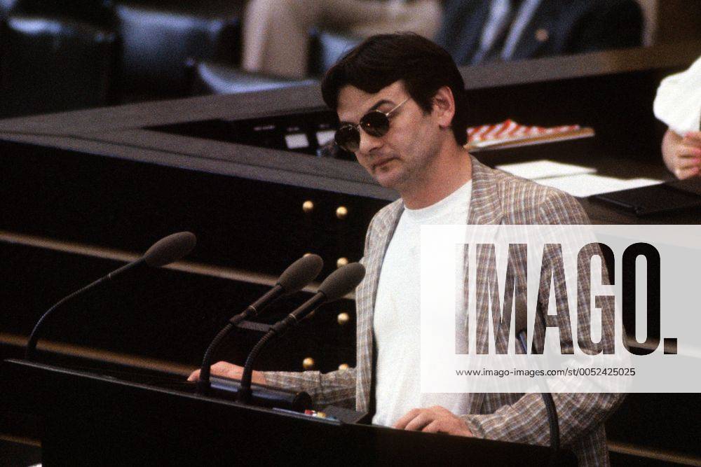 Joschka Fischer (Deutschland Die Grünen) mit Sonnenbrille im Deutschen Bundestag in Bonn