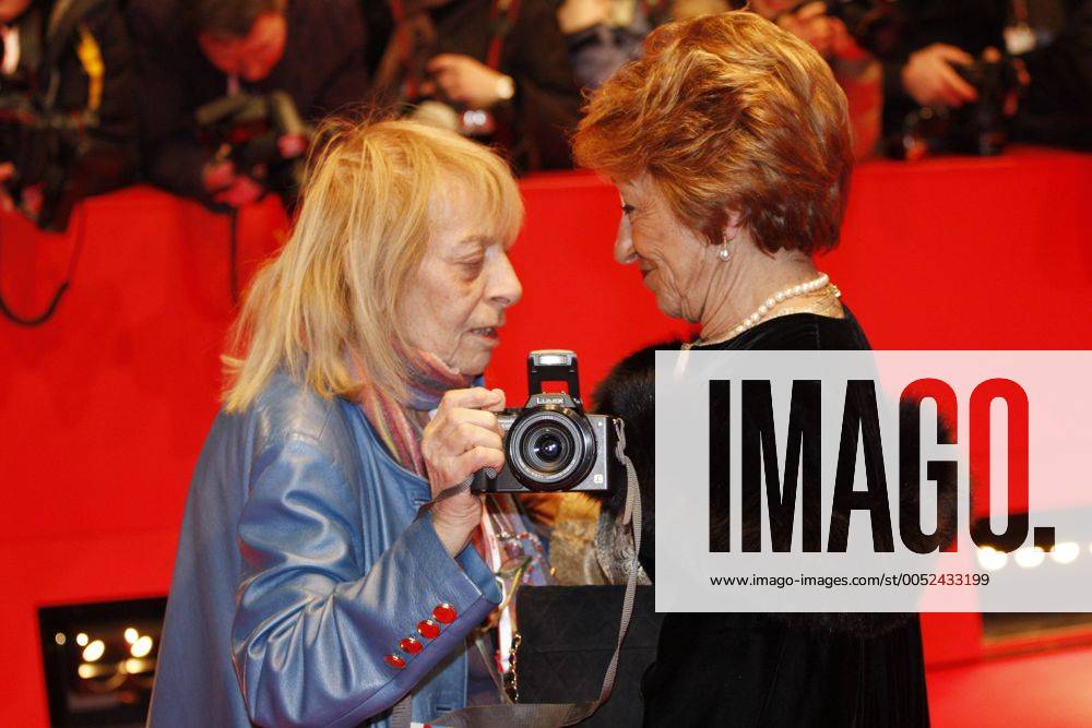 Festivalfotografin Erika Rabau (li.) und Beki Probst (re., Leiterin European Film Market) anlässlich der Preisverleihung während der 58. Internationalen Filmfestspiele in Berlin