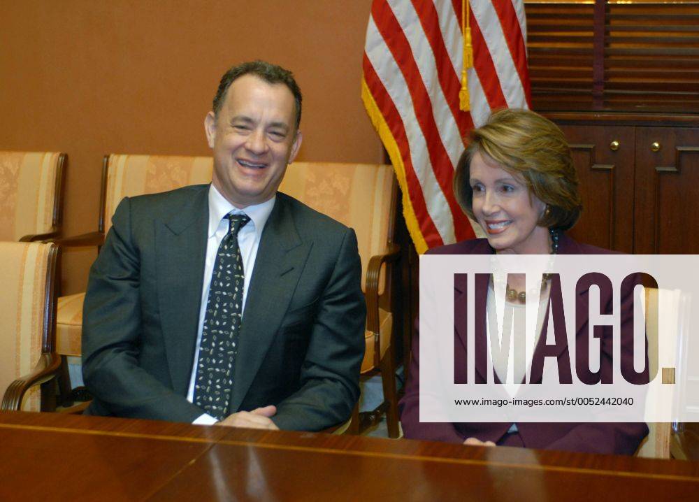 Schauspieler Tom Hanks und Nancy Pelosi (USA Demokraten Sprecherin Repräsentantenhaus) während eines Pressetermins zur HBO-Fernsehserie - John Adams - in Washington DC - - WAP2008030706