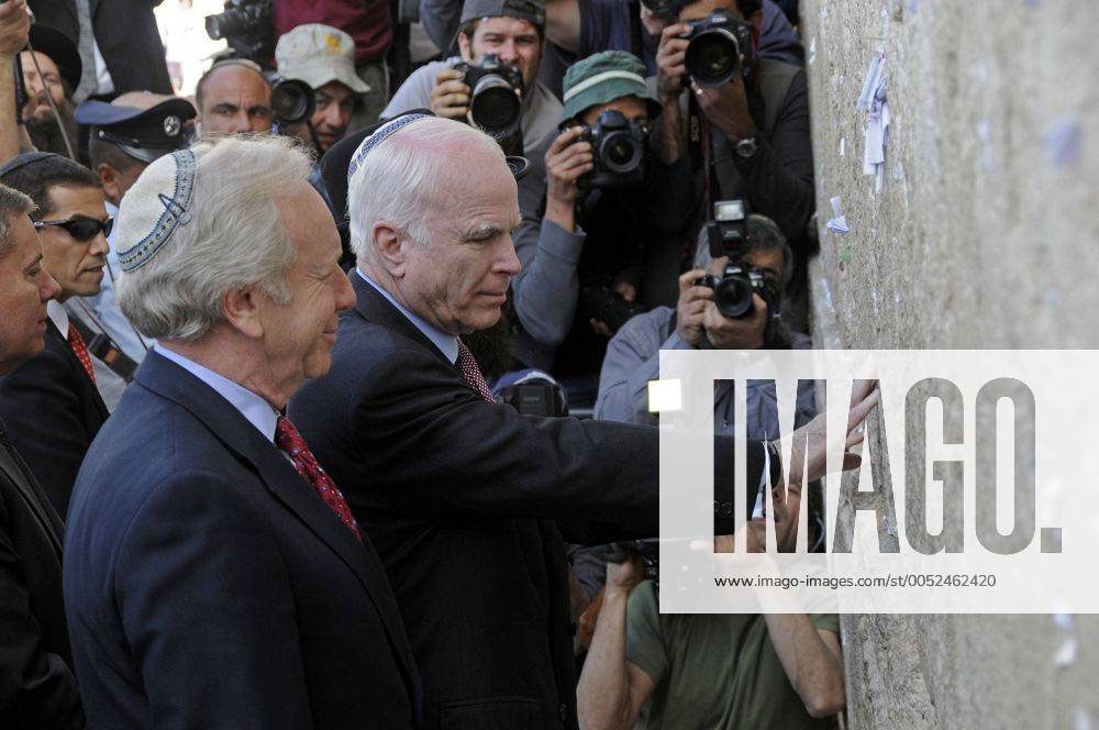 Präsidentschaftskandidat John McCain (re., USA Senator Arizona) anlässlich der Besichtigung der Klagemauer in Jerusalem - (JER2008031904)