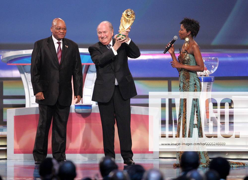 Football FIFA World Cup 2010 Final Draw South African President Jacob Zuma (L) with FIFA President Joseph S Blatter (SUI) with the World Cup Trophy during the Final Draw held at the Cape Town International Convention Centre (CTICC) 04 12 2009 o0 Funktionär people Politik Sepp Objekte Pokal Trophäe