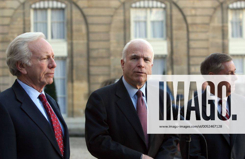 Präsidentschaftskandidat John McCain (Mitte USA Republikaner Senator Arizona) und Joe Liebermann (li.) bei einer Pressekonferenz anlässlich seines Besuchs in Paris -