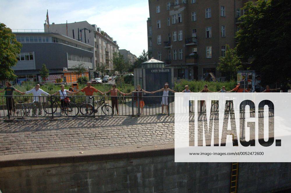 Demonstranten protestieren gegen die Fällung von Bäumen anlässlich der Demo - Menschenketten gegen Kettensägen - am Landwehrkanal in Berlin-Kreuzberg