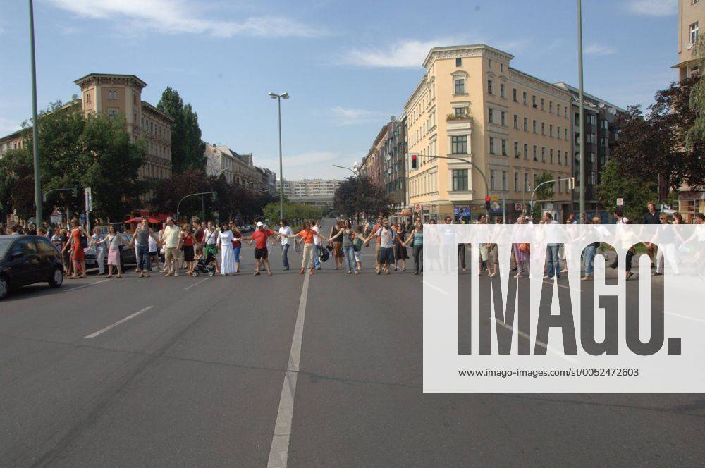 Demonstranten protestieren gegen die Fällung von Bäumen anlässlich der Demo - Menschenketten gegen Kettensägen - in Berlin-Kreuzberg