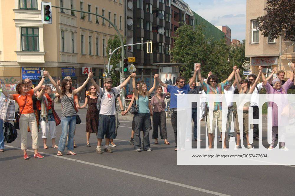 Demonstranten protestieren gegen die Fällung von Bäumen anlässlich der Demo - Menschenketten gegen Kettensägen - in Berlin-Kreuzberg
