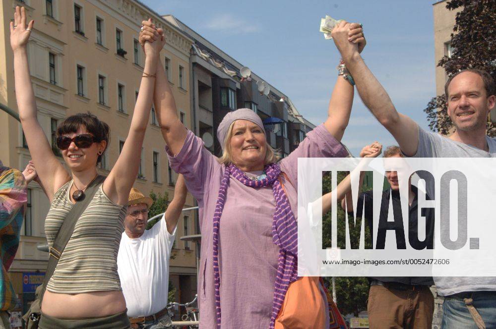Demonstranten protestieren gegen die Fällung von Bäumen anlässlich der Demo - Menschenketten gegen Kettensägen - in Berlin-Kreuzberg
