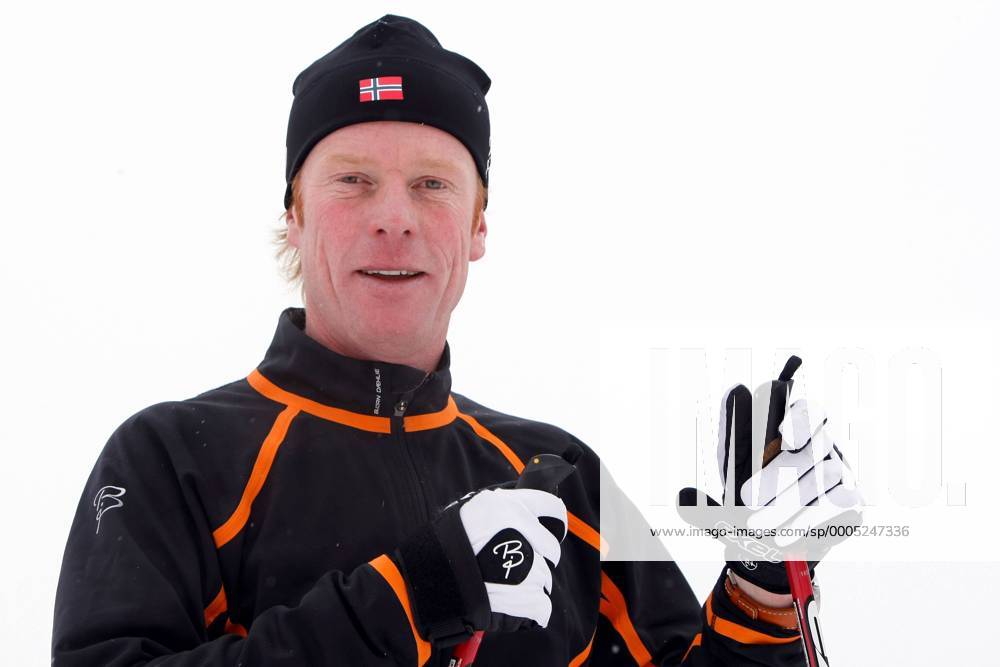 SKI NORDISCH - FIS WC Davos DAVOS,SCHWEIZ,13.DEZ.09 - SKI NORDISCH, LANGLAUF - FIS Weltcup Davos, Bjoern Daehlie Kids-Event. Bild zeigt Björn Dählie (NOR).