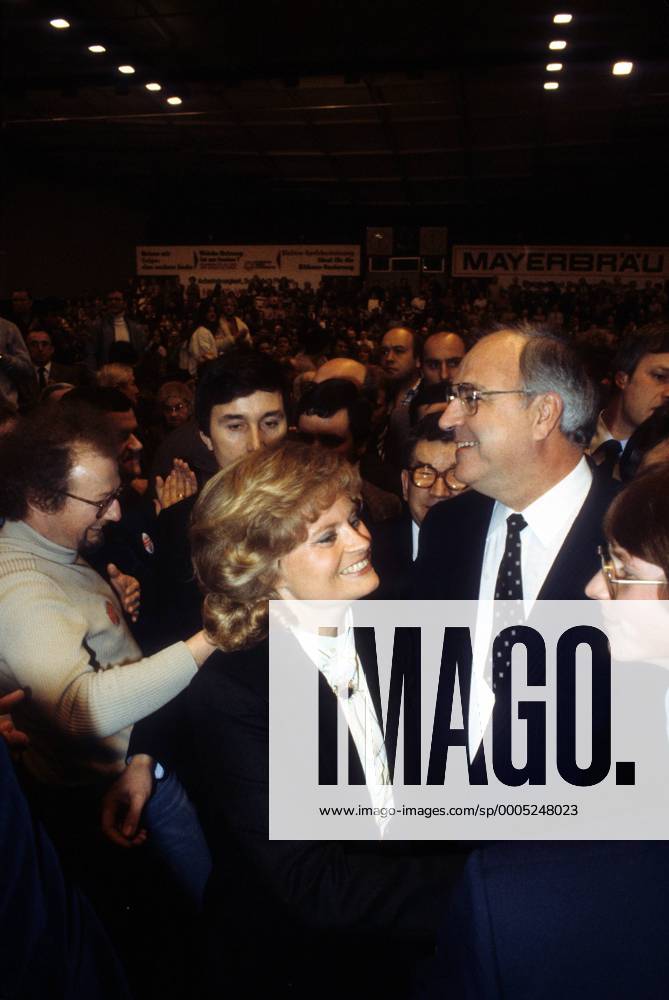 Bundeskanzler Helmut Kohl (CDU) mit seiner Ehefrau Hannelore (beide BR Deutschland) auf dem Ball des Sports Fußball Herren Ball des Sports 1988, Gala Sportgala Sportball Gruppe Aufnahmedatum geschätzt