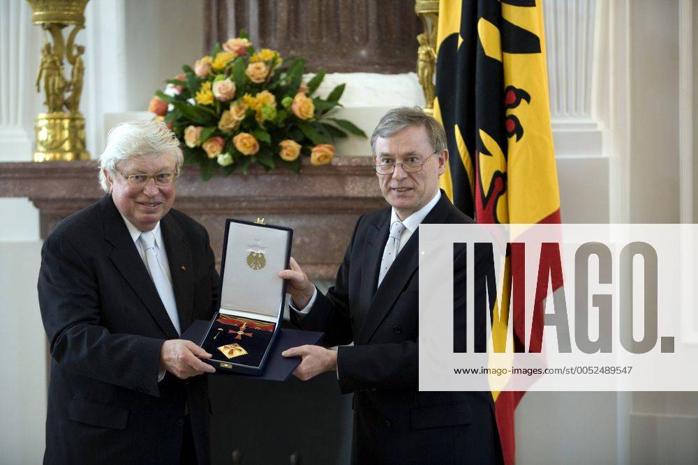 Bundespräsident Horst Köhler (re., Deutschland CDU) verleiht Gerhard Ertl (Nobelpreisträger Chemie) das Bundesverdienstkreuz in Berlin