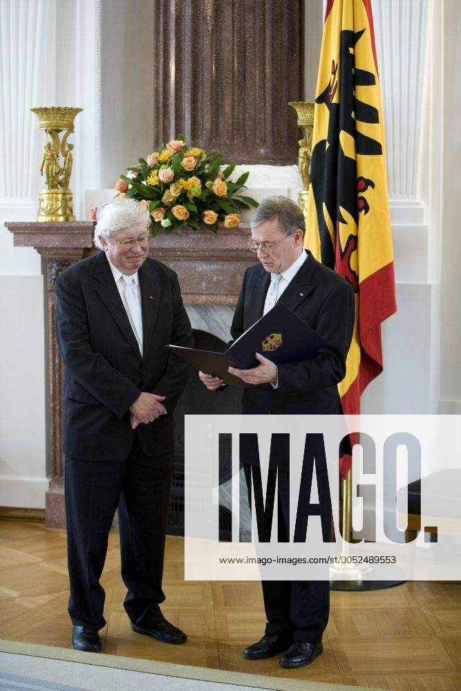 Bundespräsident Horst Köhler (re., Deutschland CDU) verleiht Gerhard Ertl (Nobelpreisträger Chemie) das Bundesverdienstkreuz in Berlin