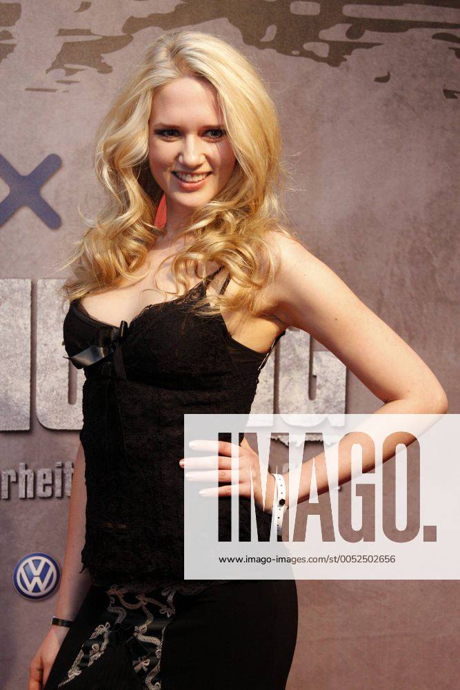 Model Sarah Knappik anlässlich der Premiere der Pro7-TV-Serie - Unschuldig. Für die Wahrheit ist es nie zu spät - in Berlin