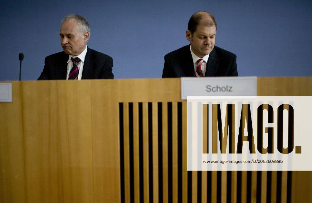 Arbeitsminister Olaf Scholz (re., Deutschland SPD) neben Erwin Huber (li., Deutschland CSU-Parteivorsitzender Finanzminister Bayern) während einer Bundespressekonferenz in Berlin