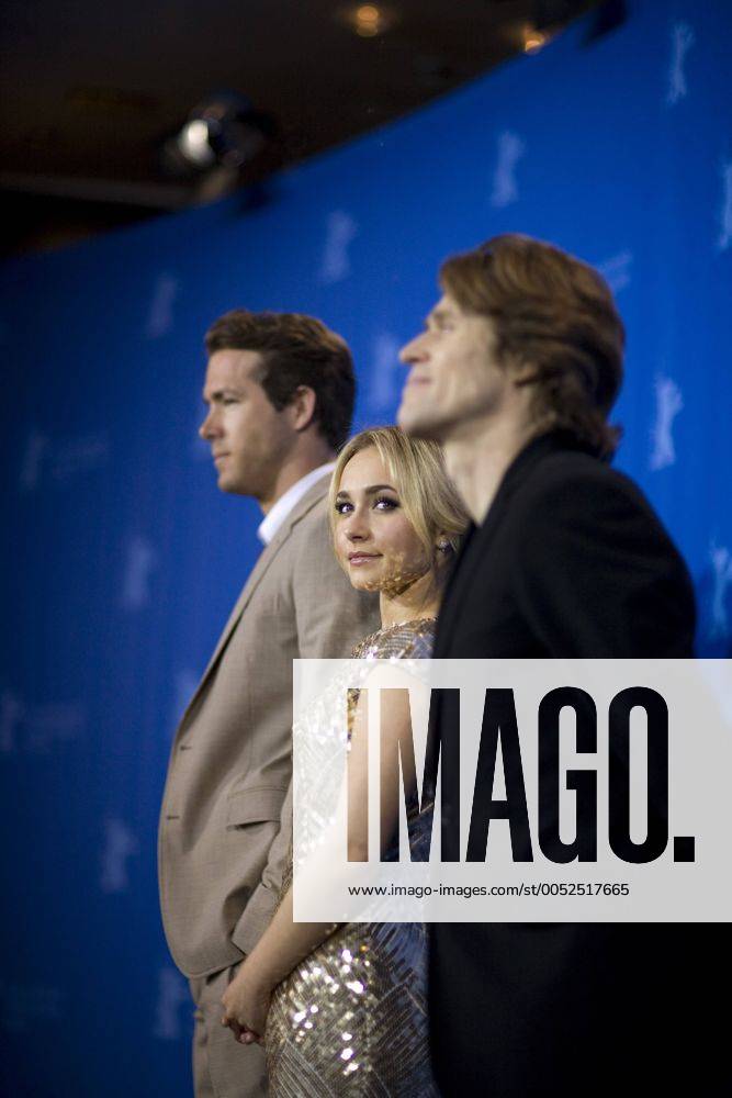 V.l.n.r.: Schauspieler Ryan Reynolds, Schauspielerin Hayden Panettiere und Schauspieler Willem Dafoe anlässlich der Pressekonferenz zum Film - Fireflies in the Garden - anlässlich der 58. Internationalen Filmfestspiele in Berlin