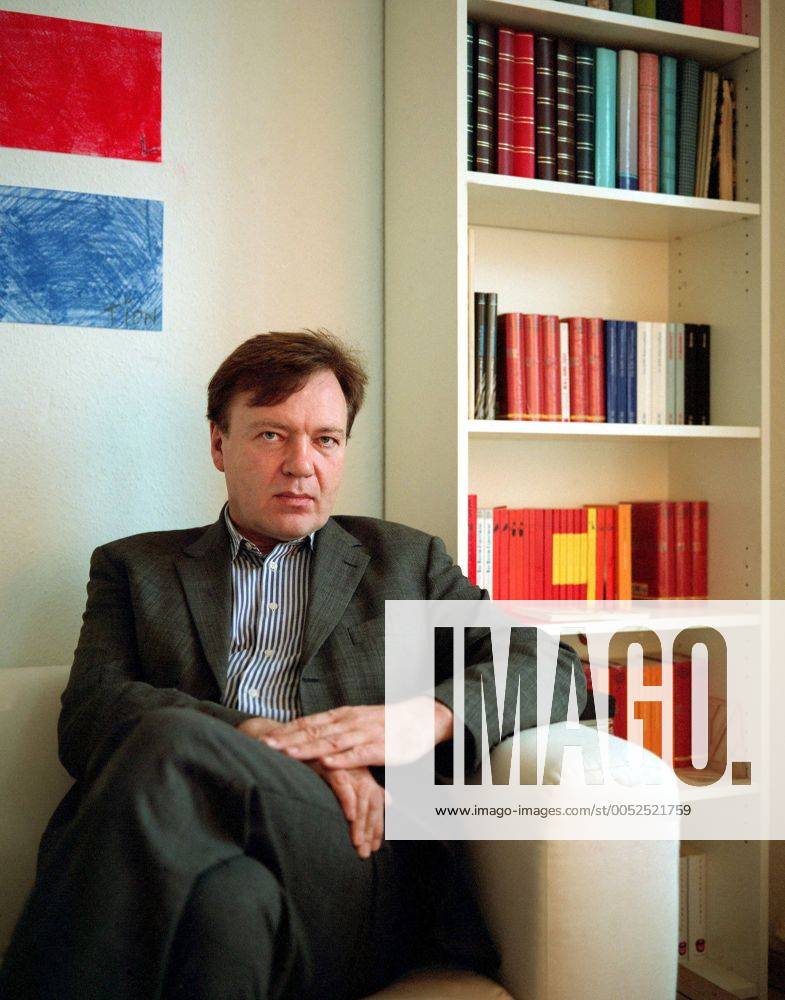 Autor Joachim Lottmann in seiner Wohnung in Berlin