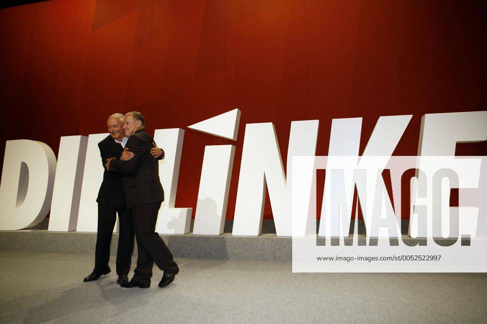 Lothar Bisky (Deutschland Die Linke Parteivorsitzender) und Oskar Lafontaine (li., Deutschland Fraktionsvorsitzender Die Linke) auf dem Gründungsparteitag der Linken in Berlin