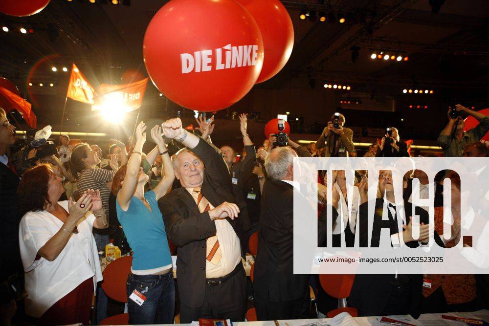 V.l.n.r.: Katja Kipping (Deutschland Die Linke Stellvertretende Bundesvorsitzende), Lothar Bisky (Deutschland Die Linke Parteivorsitzender), Oskar Lafontaine (Deutschland Fraktionsvorsitzender Die Linke) und Gregor Gysi (Deutschland Fraktionsvorsitzender Die Linke) auf dem Gründungsparteitag der Linken in Berlin