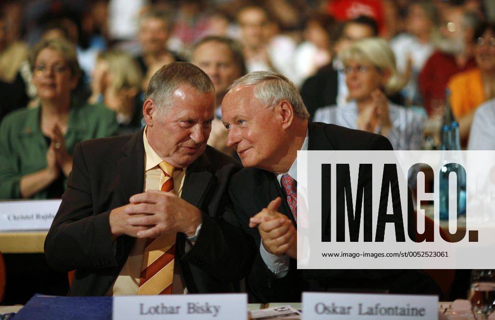 Lothar Bisky (li., Deutschland Die Linke Parteivorsitzender) und Oskar Lafontaine (Deutschland Fraktionsvorsitzender Die Linke) auf dem Gründungsparteitag der Linken in Berlin