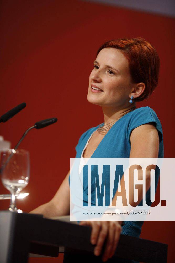 Katja Kipping (Deutschland Die Linke Stellvertretende Bundesvorsitzende) auf dem Gründungsparteitag der Linken in Berlin